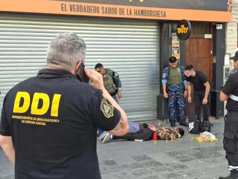 Dos ladrones fueron atrapados hace instantes, ambos mayores de edad y con frondoso prontuario delictivo