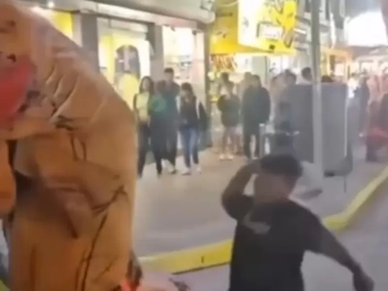 San Clemente: padres filmaron mientras sus hijos golpeaban a un trabajador desfrazado de dinosaurio