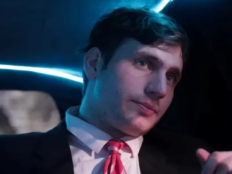 EL CHICO QUE FILMABA A SUS MU&Ntilde;ECOS Y SO&Ntilde;ABA CON SER TIM BURTON