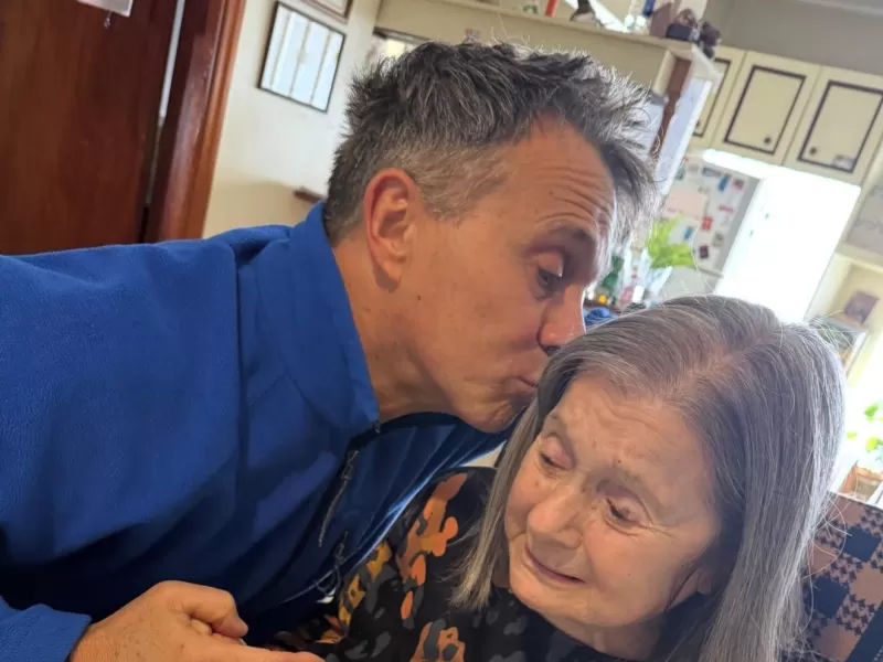 Atan, destrozan todo y hacen llorar a una anciana con Alzheimer