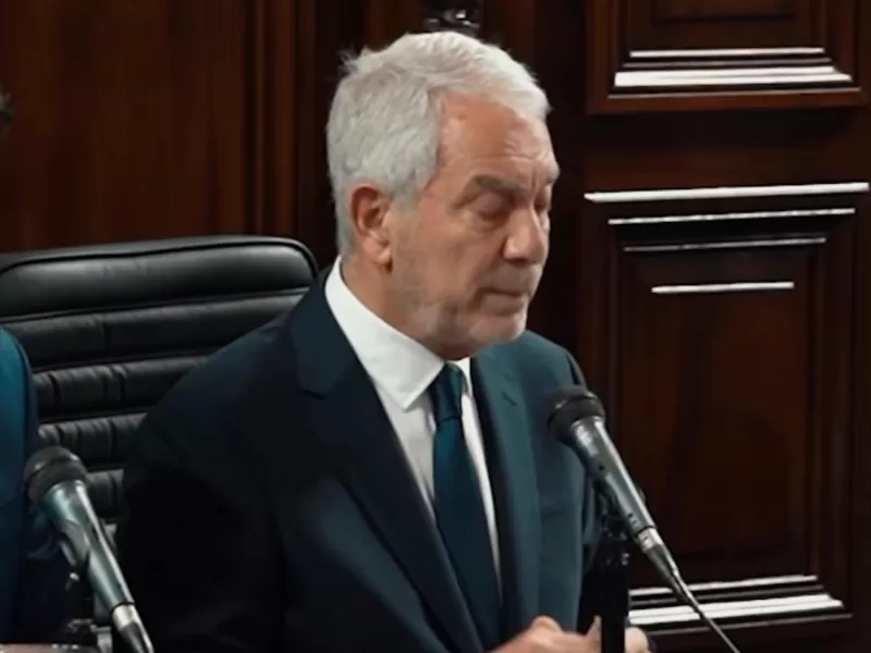 Pol&iacute;ticos que disocian: la ciudad real y el relato oficial &iquest;Vive en Narnia Julio Alak?