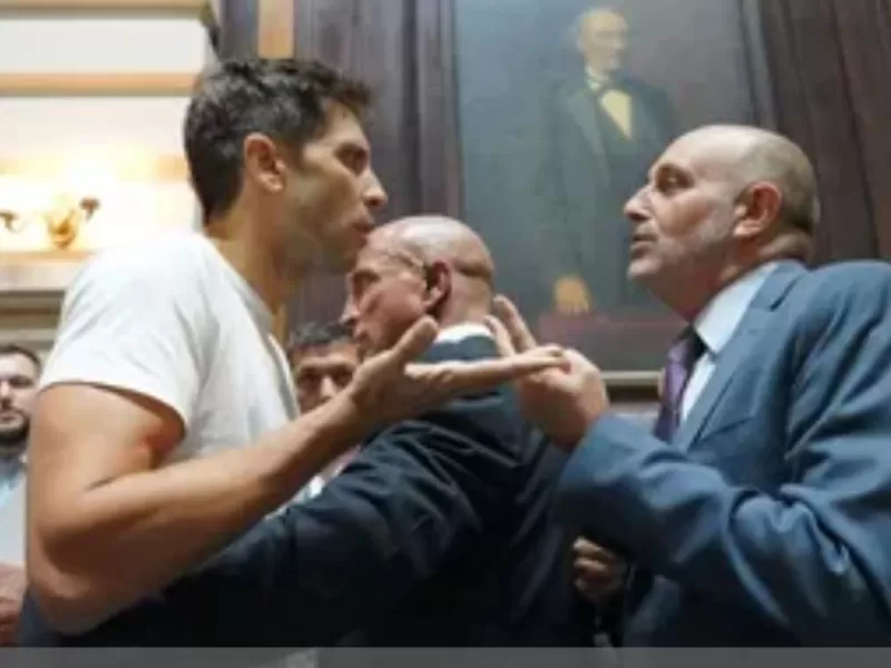 La ambicion los ciega, quieren ocupar todos los puestos, la gula es un pecado capital