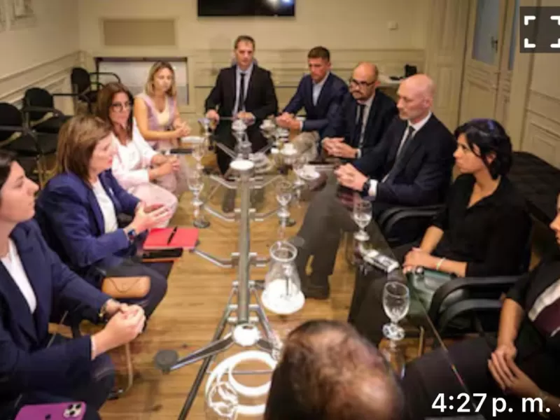 Cuatro minutos de sadismo: lo apuñalaron, lo filmaron y se burlaron