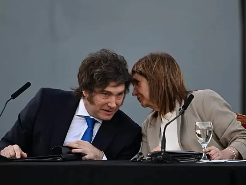 BULLRICH SE CORT&Oacute; SOLA Y DESAFI&Oacute; A MILEI EN P&Uacute;BLICO