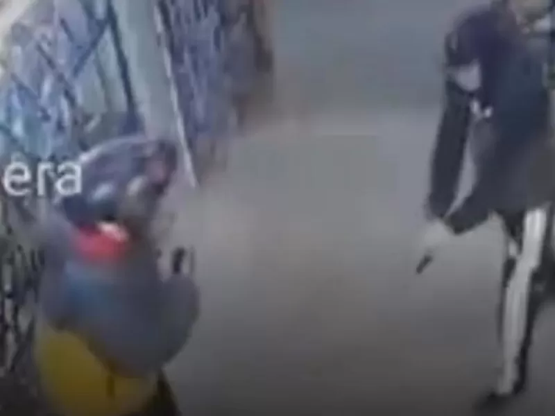 &iexcl;Terror en el kiosco!: Le gatill&oacute; en los pies a quemarropa solo para robarle en Berazategui
