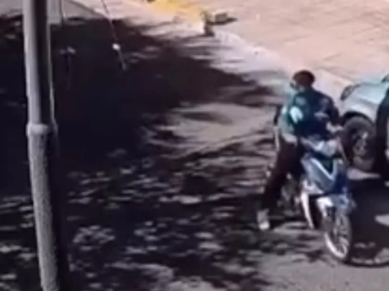 Menores, impunes y filmados: tiraron a una mujer de la moto para robarle y siguen libres