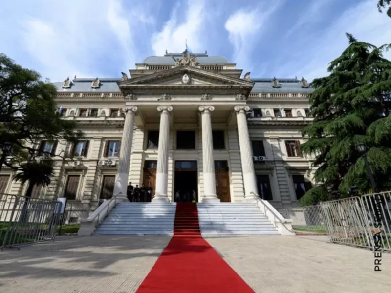 Sexo, fanatismo y control laboral: asi funcionaba la red que hoy esta bajo la lupa