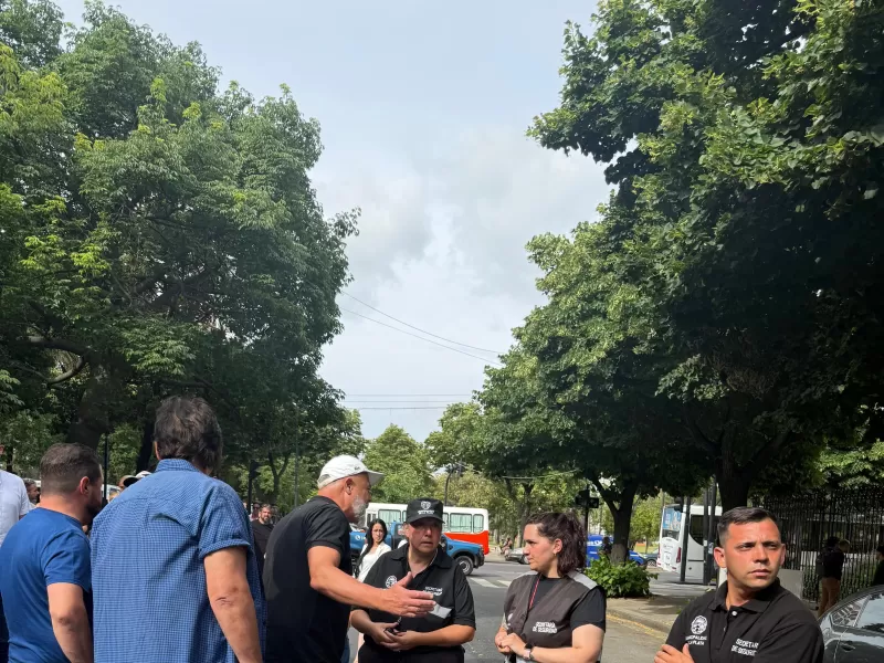 Adentro asumian los nuevos Senadores y afuera una batalla campal