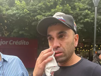 Adentro asumian los nuevos Senadores y afuera una batalla campal