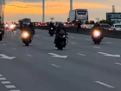&iquest;Ciudad segura? &ldquo;Bajate porque te mato&rdquo;: fren&oacute; en un sem&aacute;foro y le robaron la Kangoo a punta de pistola en La Plata