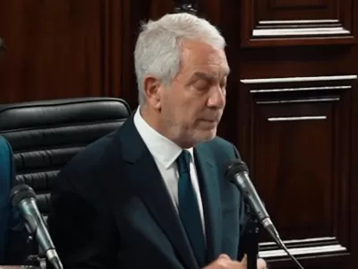 Pol&iacute;ticos que disocian: la ciudad real y el relato oficial &iquest;Vive en Narnia Julio Alak?