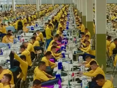 Mano dura, turnos 24/7 y celdas productivas: as&iacute; funciona la megaf&aacute;brica donde los presos cosen para achicar sus condenas en El Salvador