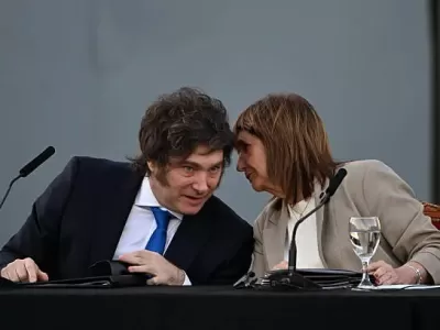 BULLRICH SE CORT&Oacute; SOLA Y DESAFI&Oacute; A MILEI EN P&Uacute;BLICO