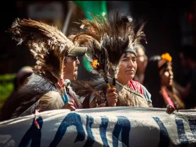 Pueblos originarios marchan frente a la casa de Cristina Kirchner y cuestionan el regreso del &ldquo;D&iacute;a de la Raza&rdquo;