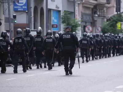 COBRAN MISERIAS, ARRIESGAN SU VIDA Y AHORA TAMBI&Eacute;N SE VAN APEDRADOS